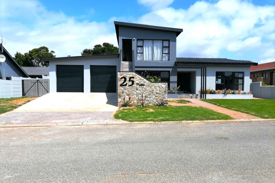5 Bedroom Property for Sale in Stilbaai Wes Western Cape